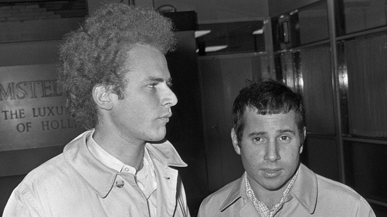 Cropped photo of Art Garfunkel and Paul Simon in Schipol Airport in 1966, CC BY-SA 3.0 nl