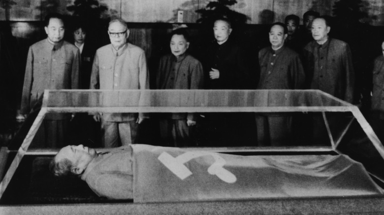 Chinese leaders viewing Mao Zedong's body