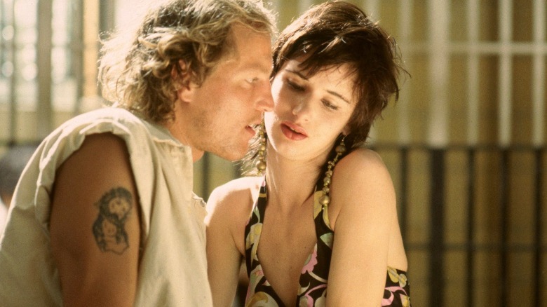 Woody Harrelson and Juliette Lewis in prison