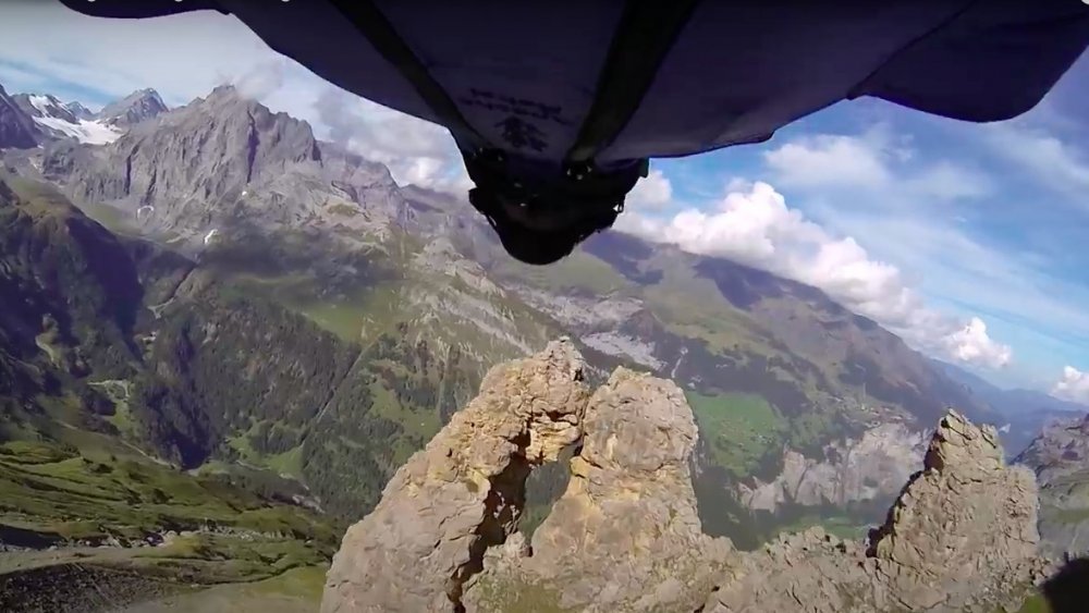 Uli Emanuele flying successfully through a crevasse