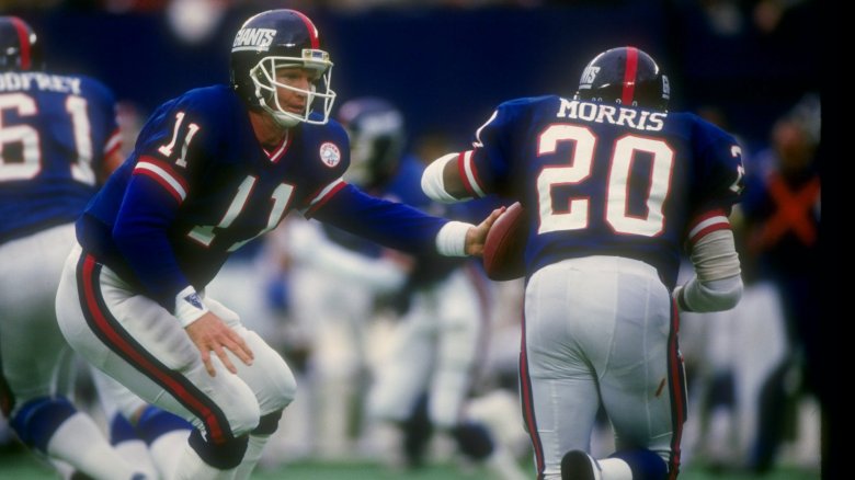 Giants QB Phil Simms handing off to RB Joe Morris