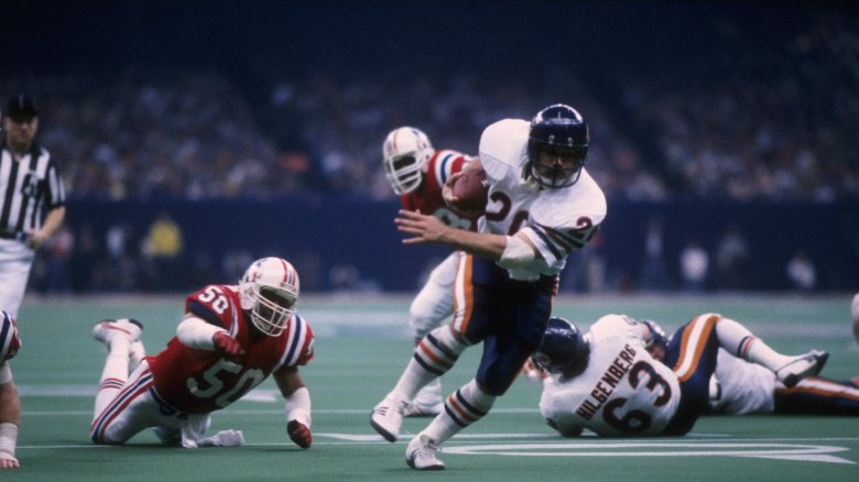 Bears RB Matt Suhey evading defenders