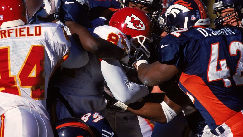 Chiefs RB Tamarick Vanover vs Denver defenders