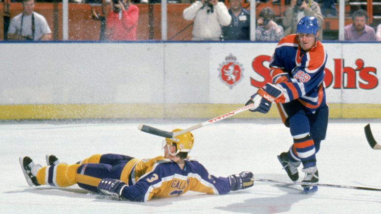 wayne Gretzky scores for Oilers