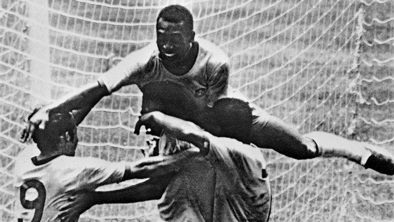 Pele celebrates with teammates in 1970