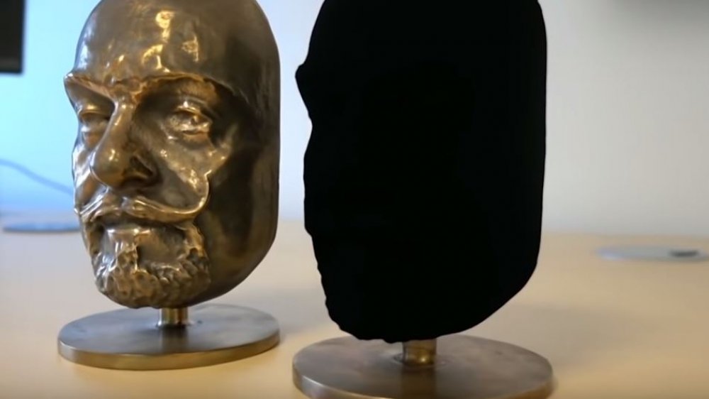 Vantablack statue comparison