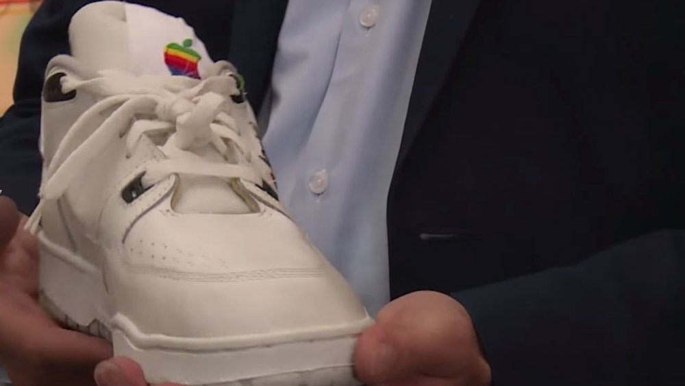 apple sneakers