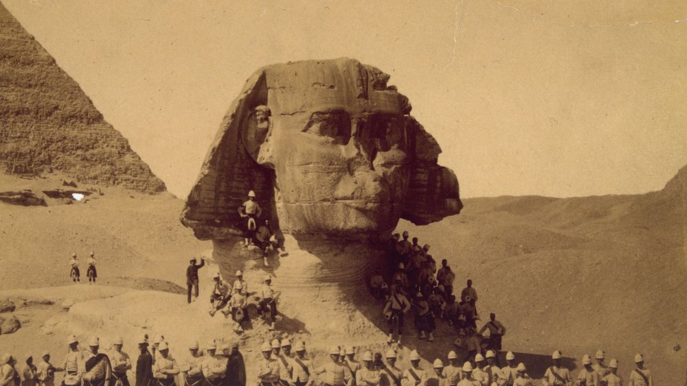 Scottish soldiers at the sphinx of Giza, suez crisis