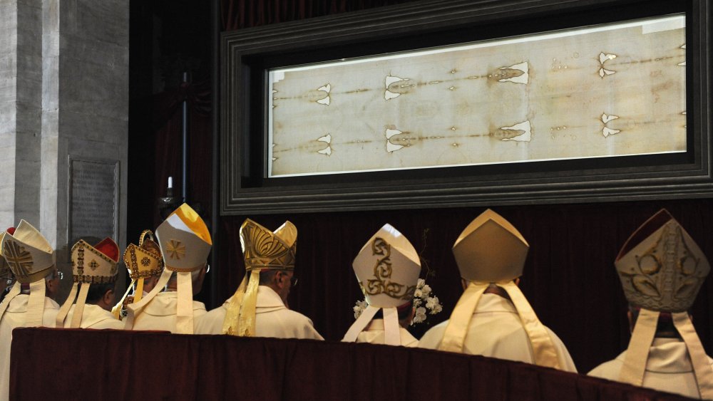 bishops look at shroud of turin
