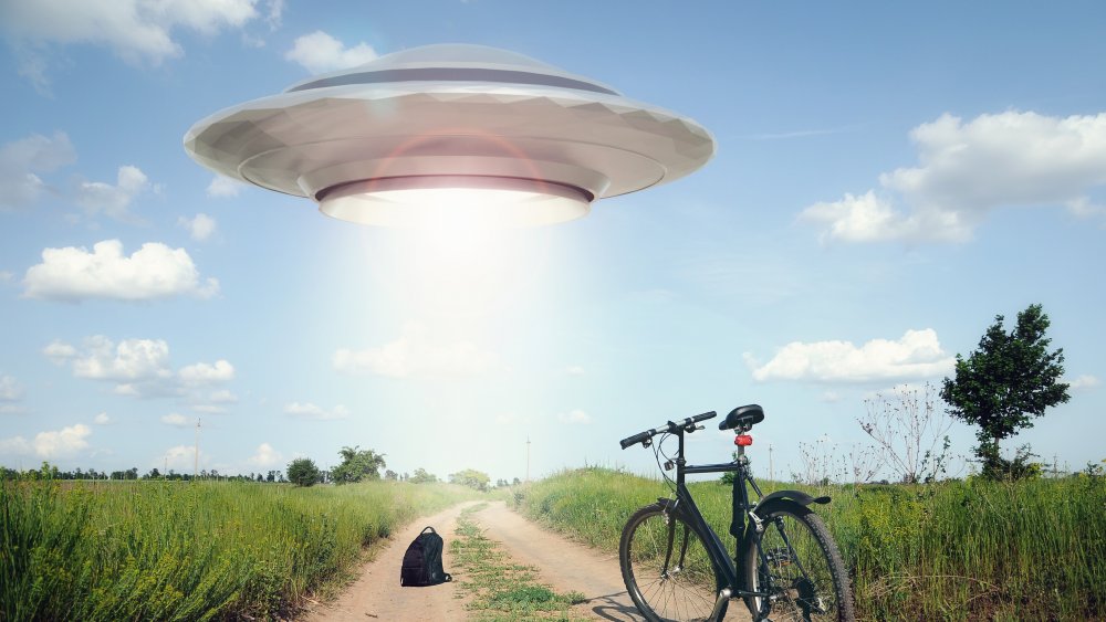 Scene of a flying saucer alien abduction