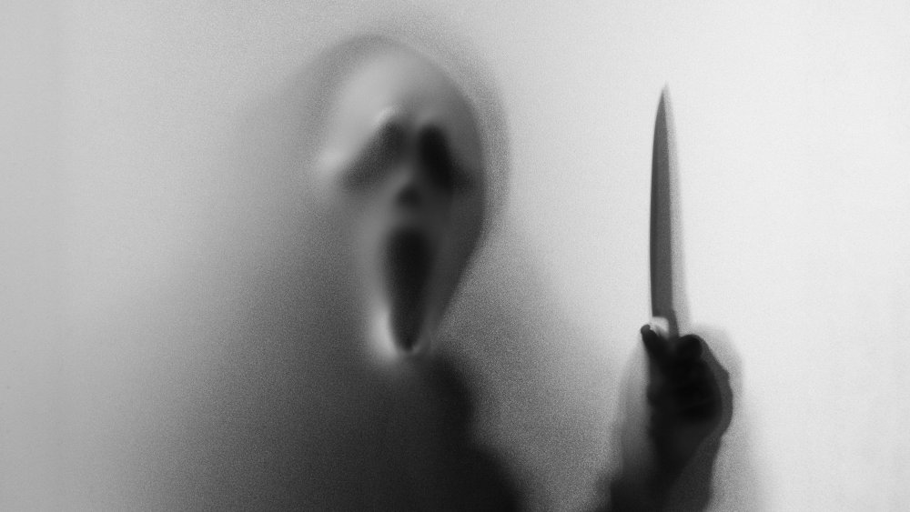 Scream mask with knife