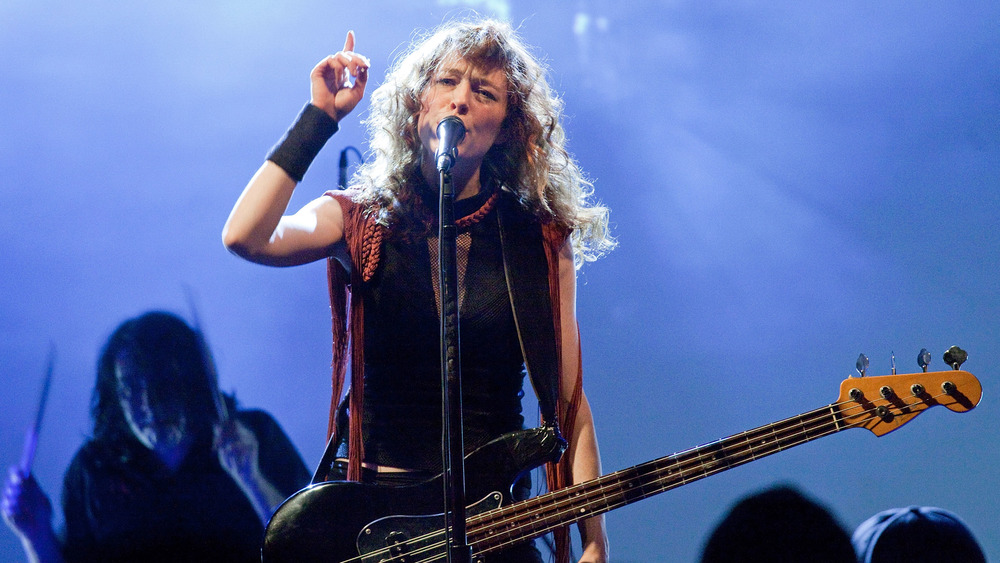 Melissa Auf der Maur performing