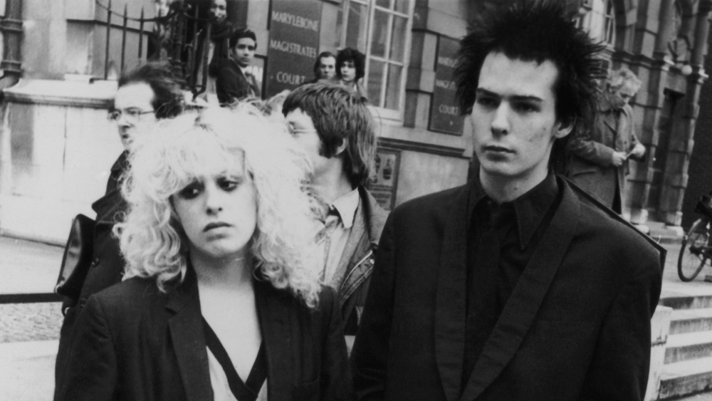 Nancy Spungen and Sid Vicious  outside