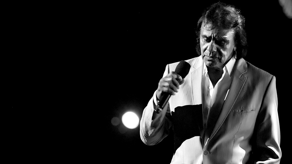 Johnny Mathis sings on stage