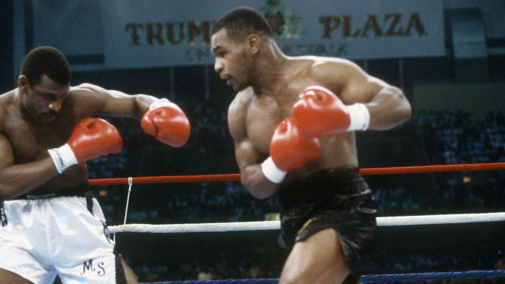 Michael Spinks and Mike Tyson fighting