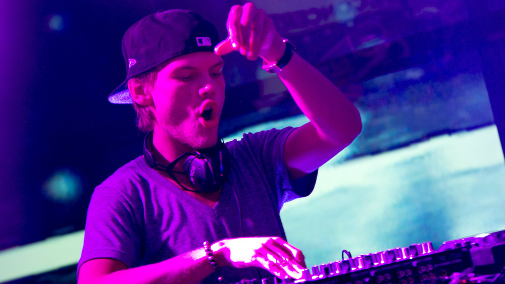 Avicii spinning