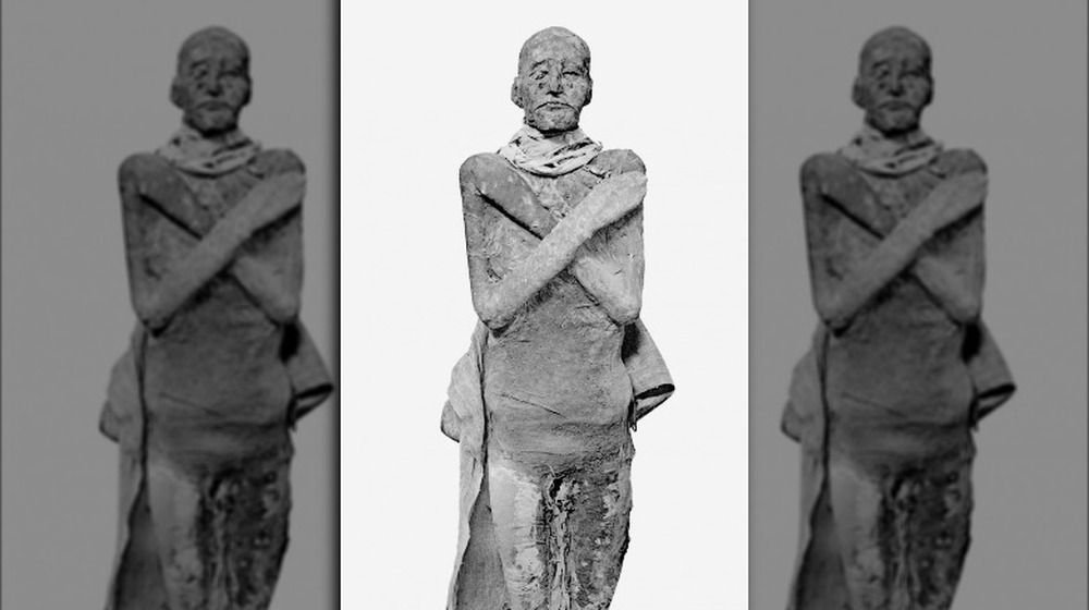 Mummy of pharaoh Ramesses III with arms crossed