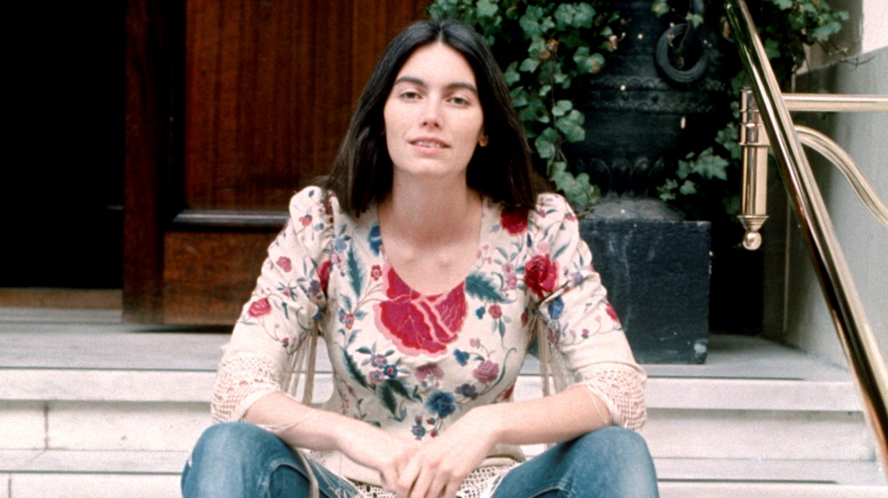 young Emmylou Harris posing