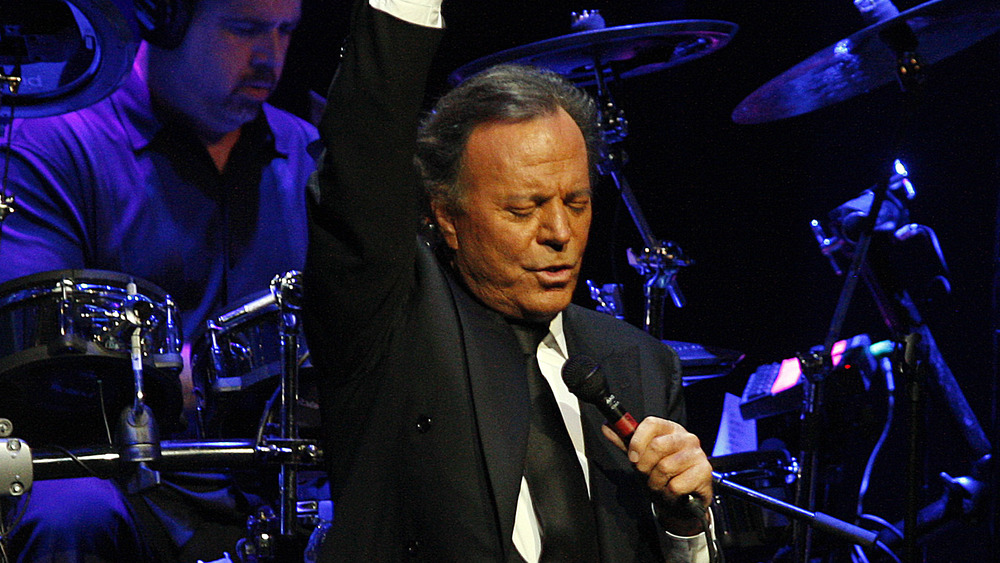 Julio Iglesias singing 