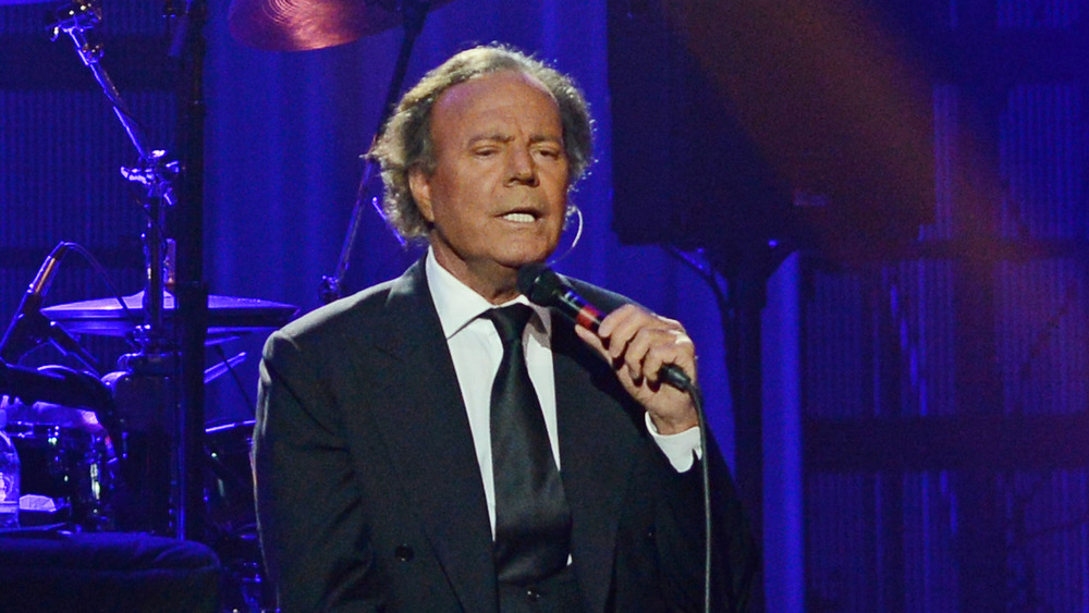 Julio Iglesias singing 