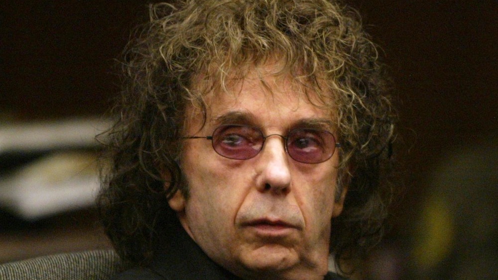 Phil Spector wears sunglasses in court
