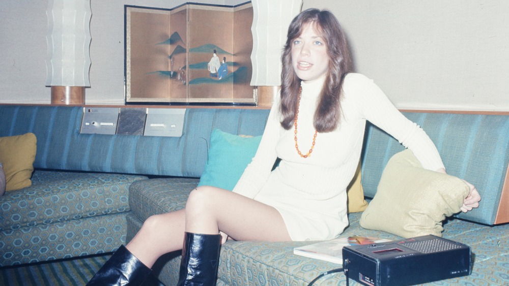 Young Carly Simon on a couch in the early 70s
