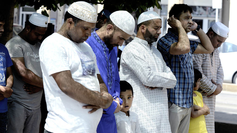 Muslim men praying 