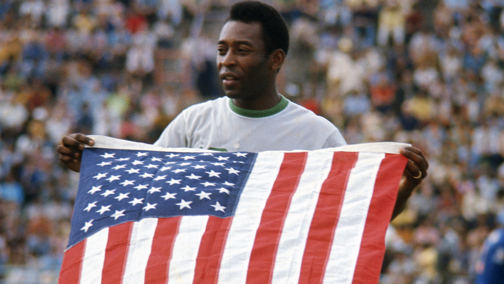Pelé holds American flag