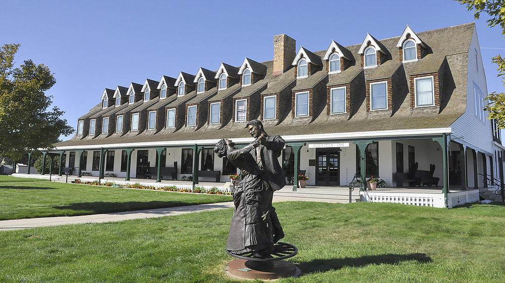 Sheridan Inn with statue of dancers out front