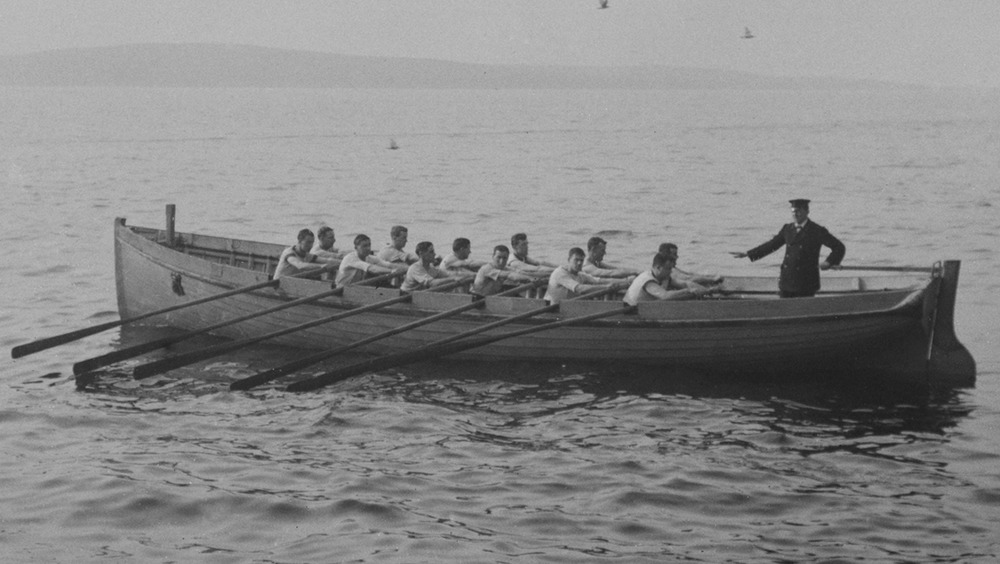 Sailors syncronized rowing 1915
