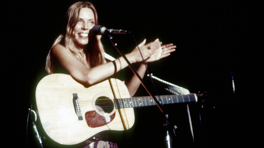 Joni Mitchell performing