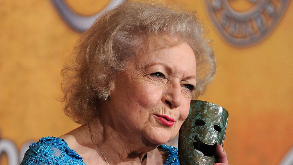 Betty White poses with Lifetime Acheivement Award