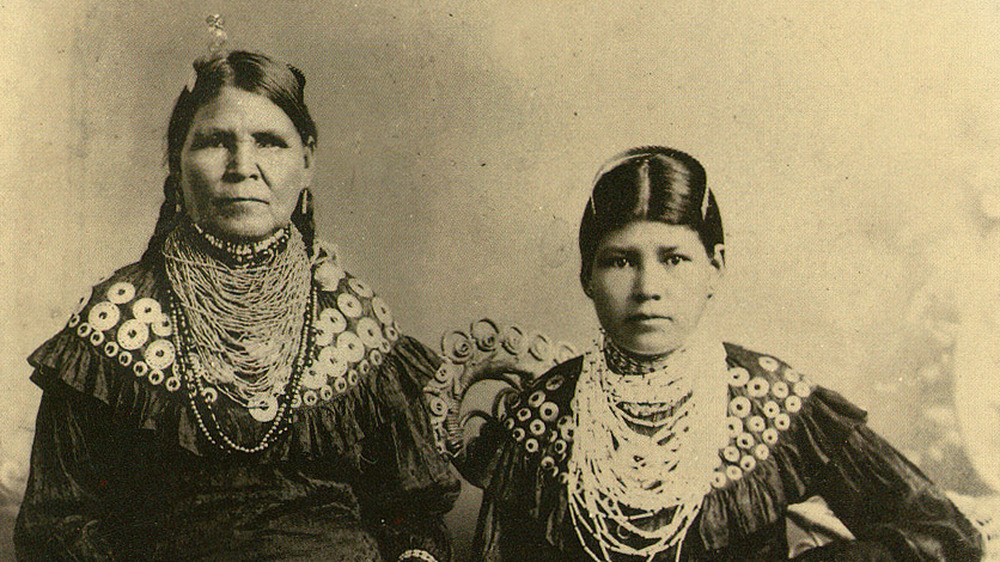 Lenape women Jennie Bobb, and her daughter, Nellie Longhat 1915