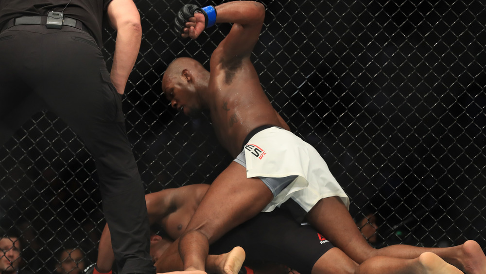 Jones punches Cormier, UFC 214.