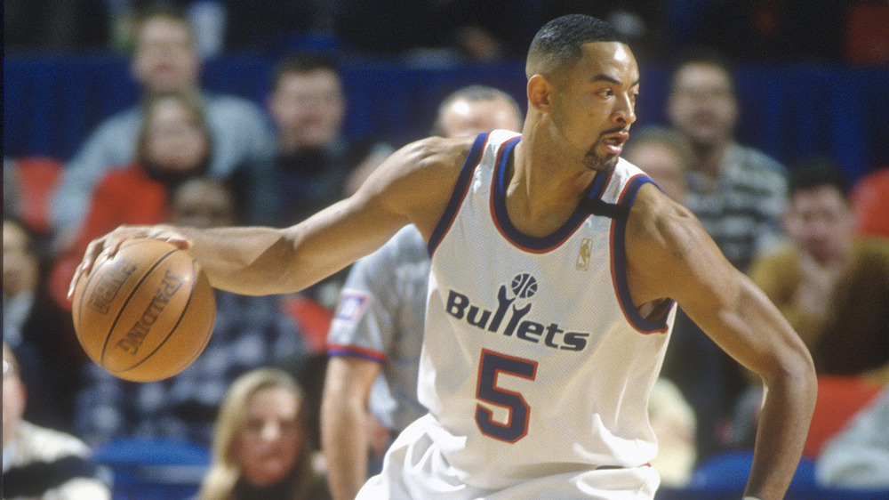 Juwan Howard dribbles, 1997