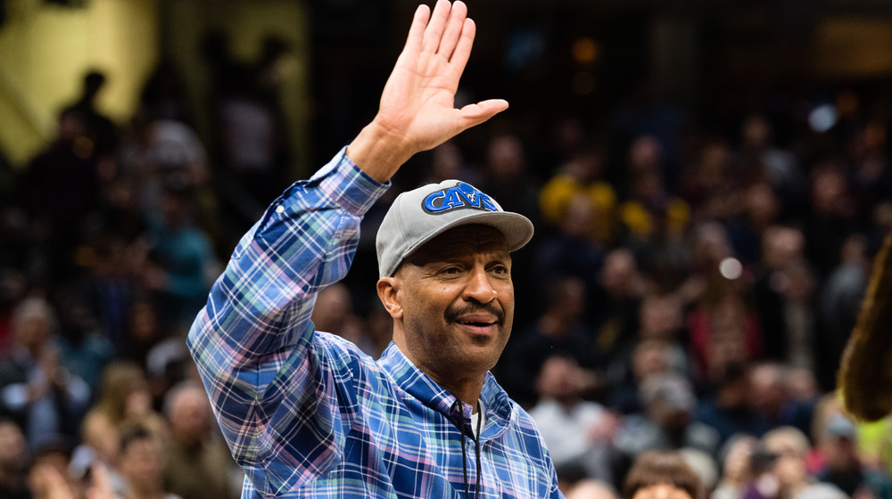 Larry Nance waves to crowd