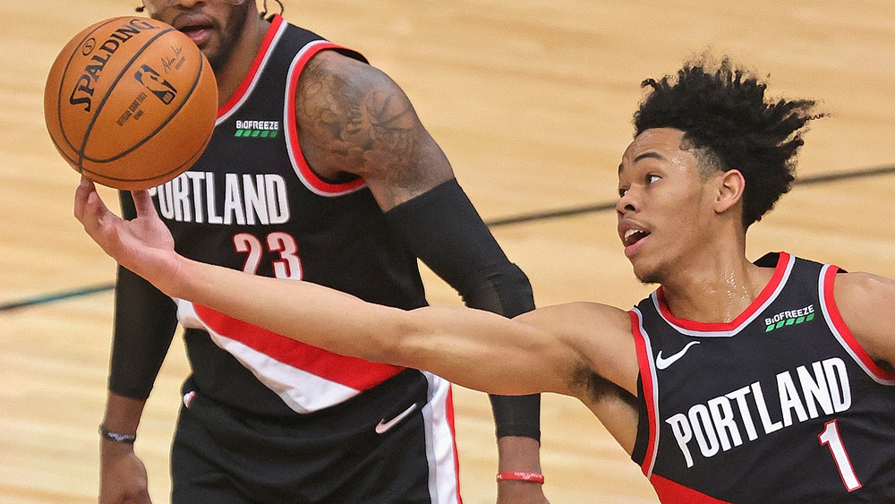 Anfernee Simons catching a rebound