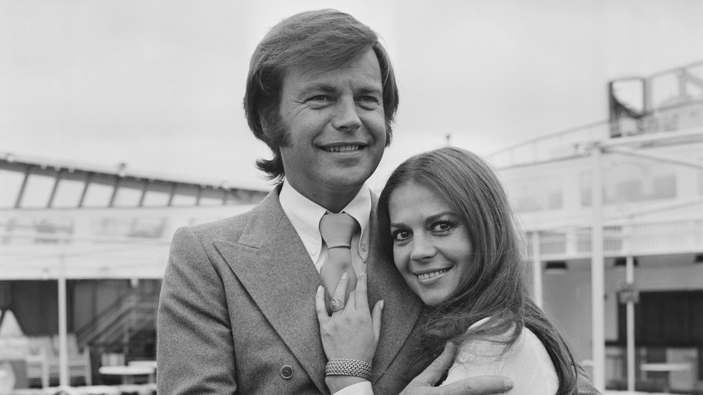 Robert Wagner & Natalie Wood embracing for photos, 1972