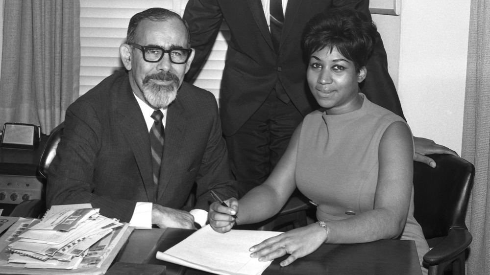 Aretha Franklin signs contract Atlantic