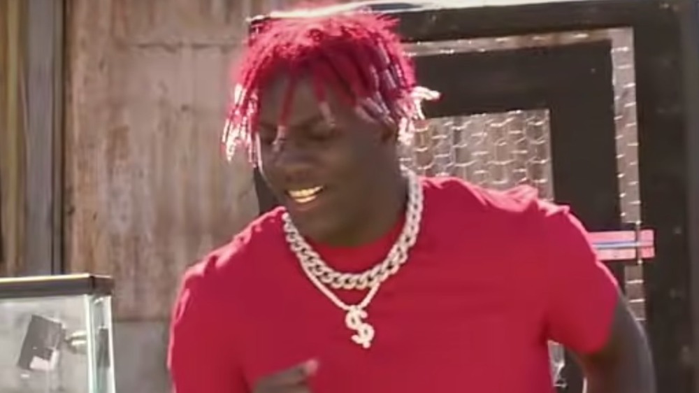 Lil Yachty running to catch turkey