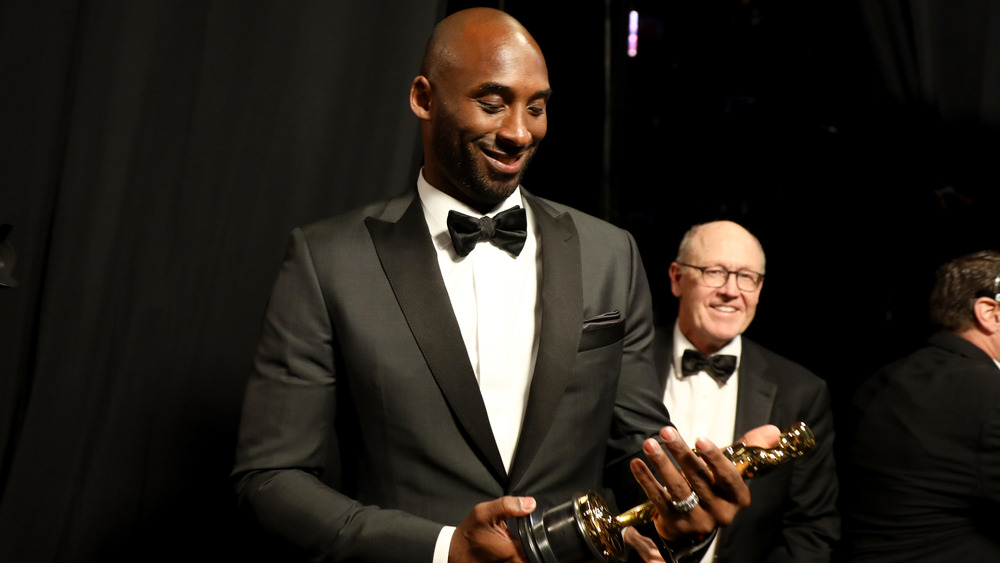 Kobe Bryant holding an Oscar