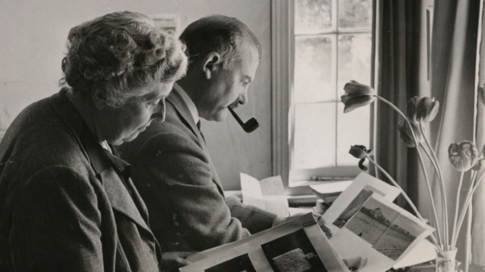 Agatha Christie with Max Mallowan looking at pictures