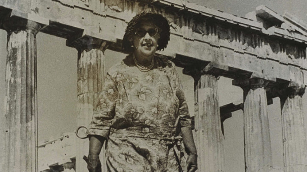Agatha Christie in Athens in front of ruins