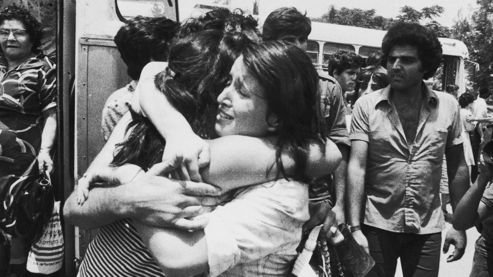 hostages return from Operation Entebbe