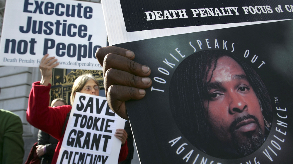 Opponents of the death penalty carry signs 