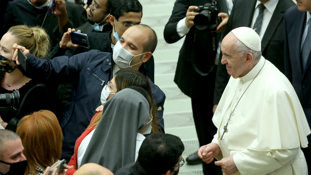 Pope Francis takes selfies with pilgrims
