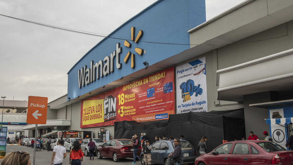 Walmart in Mexico with cars line up outside
