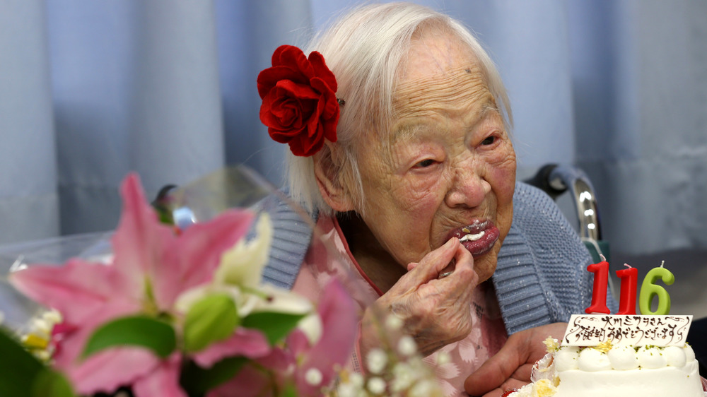 Misao Okawa eating cake