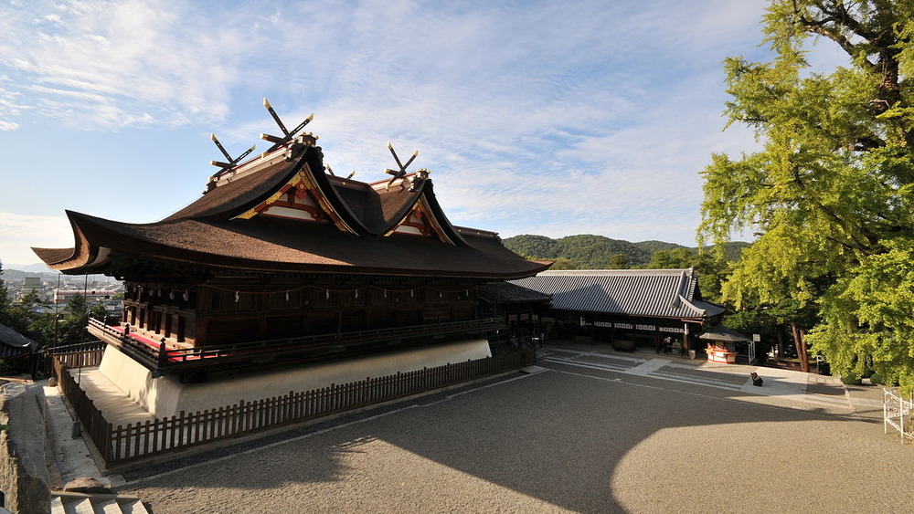 Kibitsu Shrine under blue sky