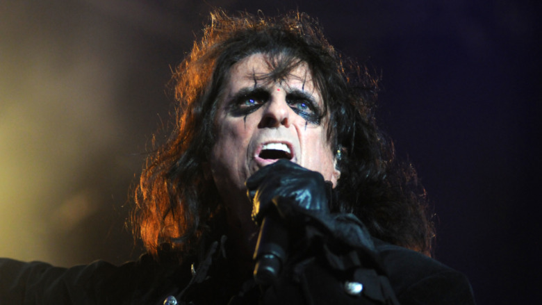 Alice Cooper singing, Hollywood Vampires